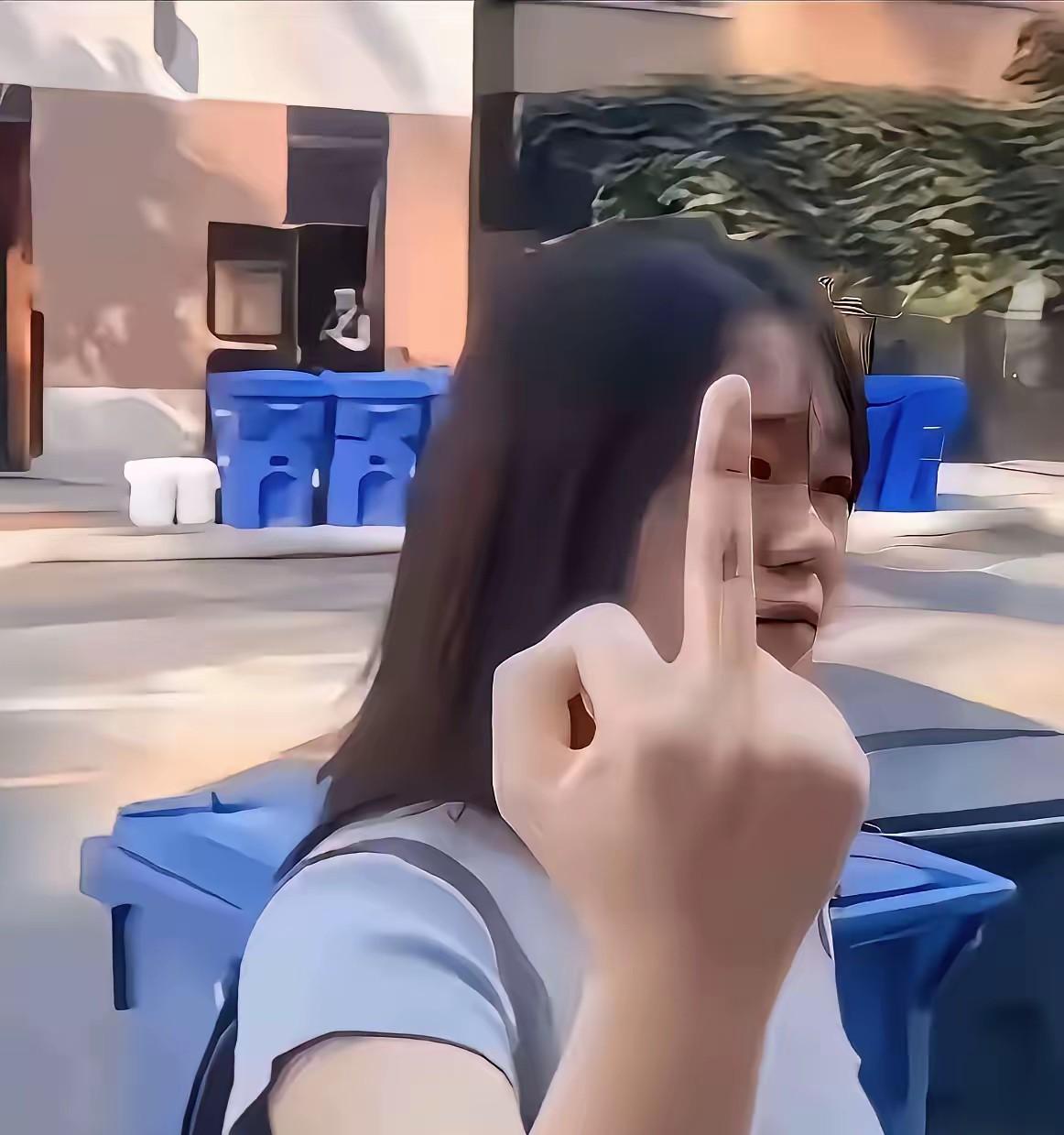 她竖起了中指却赢得了全网的赞美​这可能是唯一竖中指没有被骂的，这位日本女孩给