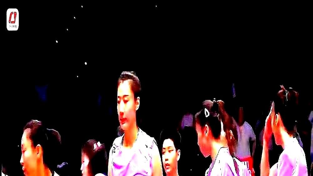 “天津女排在摆烂？”——弹幕刷到飞起的那晚，她们刚被弱队拖进决胜局。镜头扫过