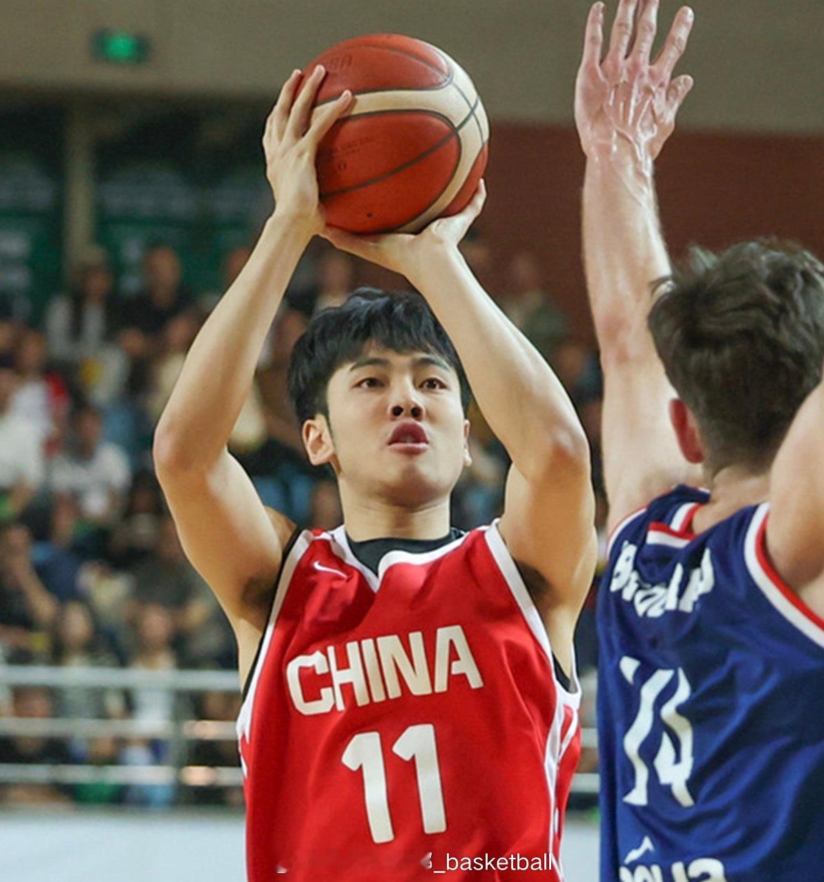 模拟选秀网站NBADraftRoom刚刚更新了2027年选秀预测，中国球员张