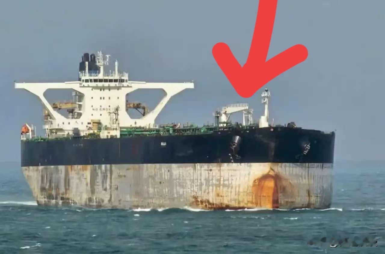 “贝拉1号”油轮只是在船身上，临时画了一幅简单的俄罗斯国旗，然后美国大兵就不敢登