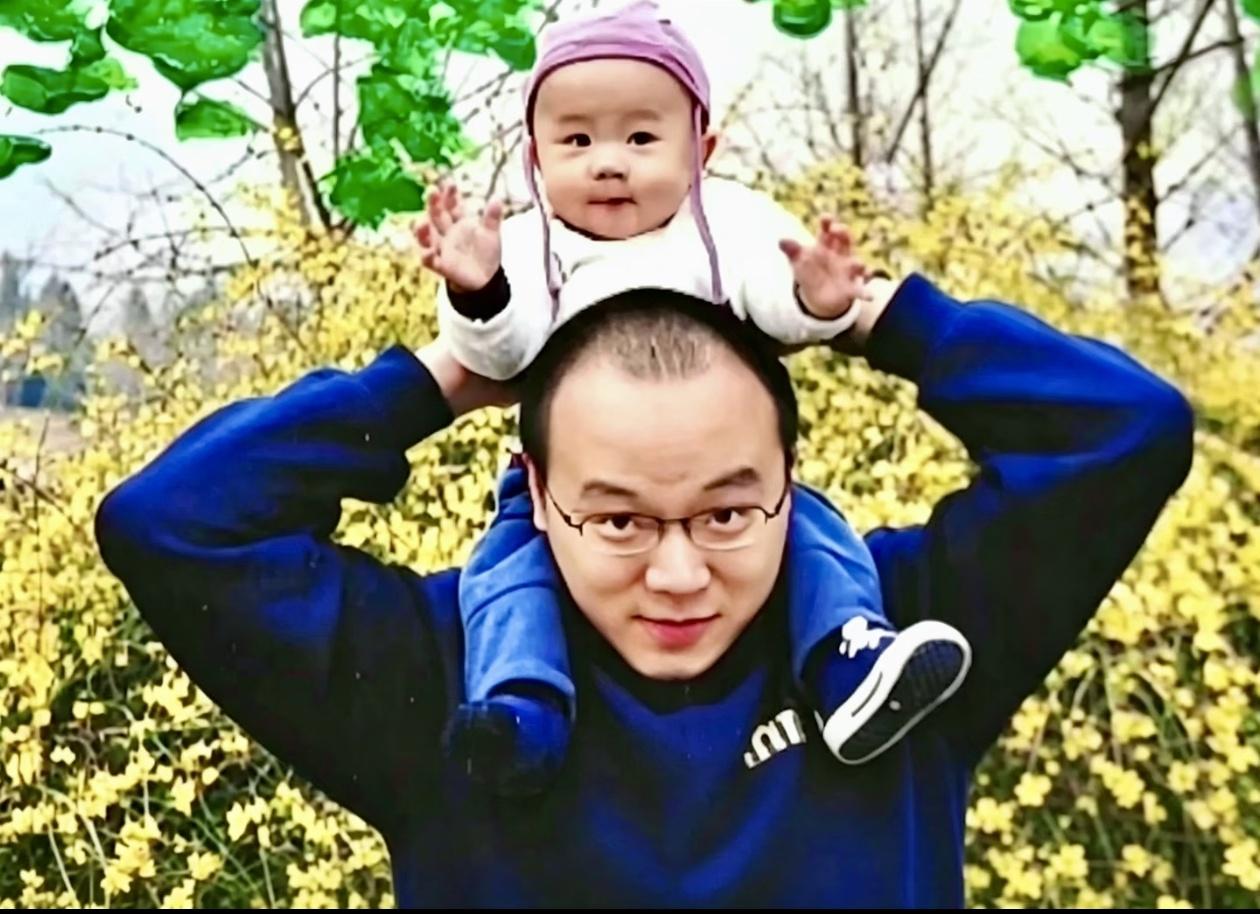 罕见窦唯与孩子同框啊！仔细看看，窦唯这应该是在田间与孩子合照吧！有网友说：这