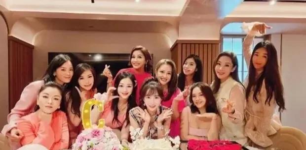 李念39岁美如少女！三宝正脸首曝光，全家颜值逆天，闺蜜团壕气庆生闪瞎眼！她发文