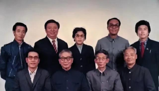 这张老照片里五代六代相声名家都走了，第七代也只剩两人！头排左起:杨少华（19