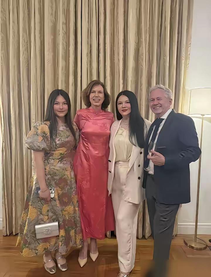 李湘瘦脱相这事儿太惊人了！年初“李湘全网账号被封”传得沸沸扬扬，母女俩消失俩月后