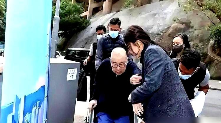 街口的泪，是甘比的。纸巾一换错牌子时，火气像火石，现场就炸；她不吭声，换回去，