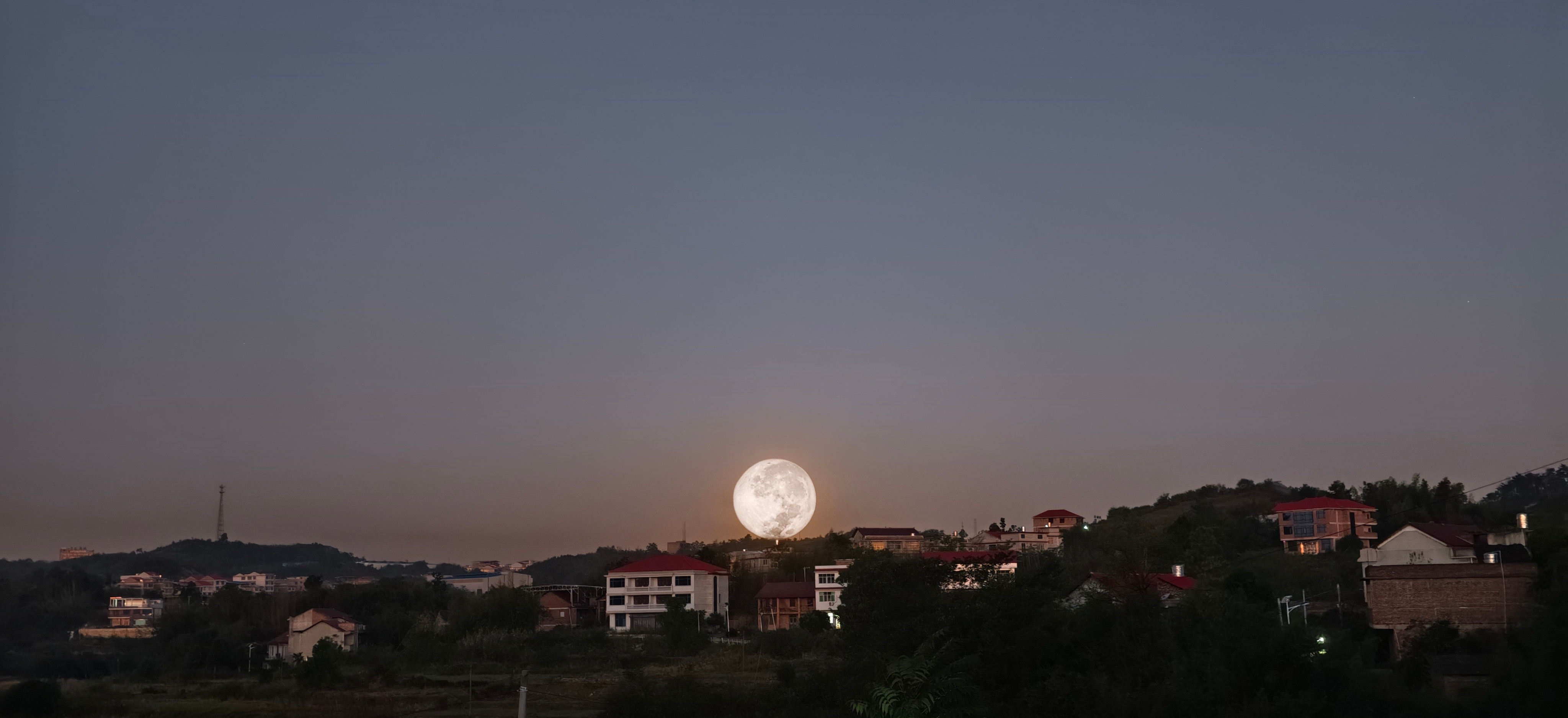 超级月亮这个才是超级月吧？在老家乡下拍的比房子还大