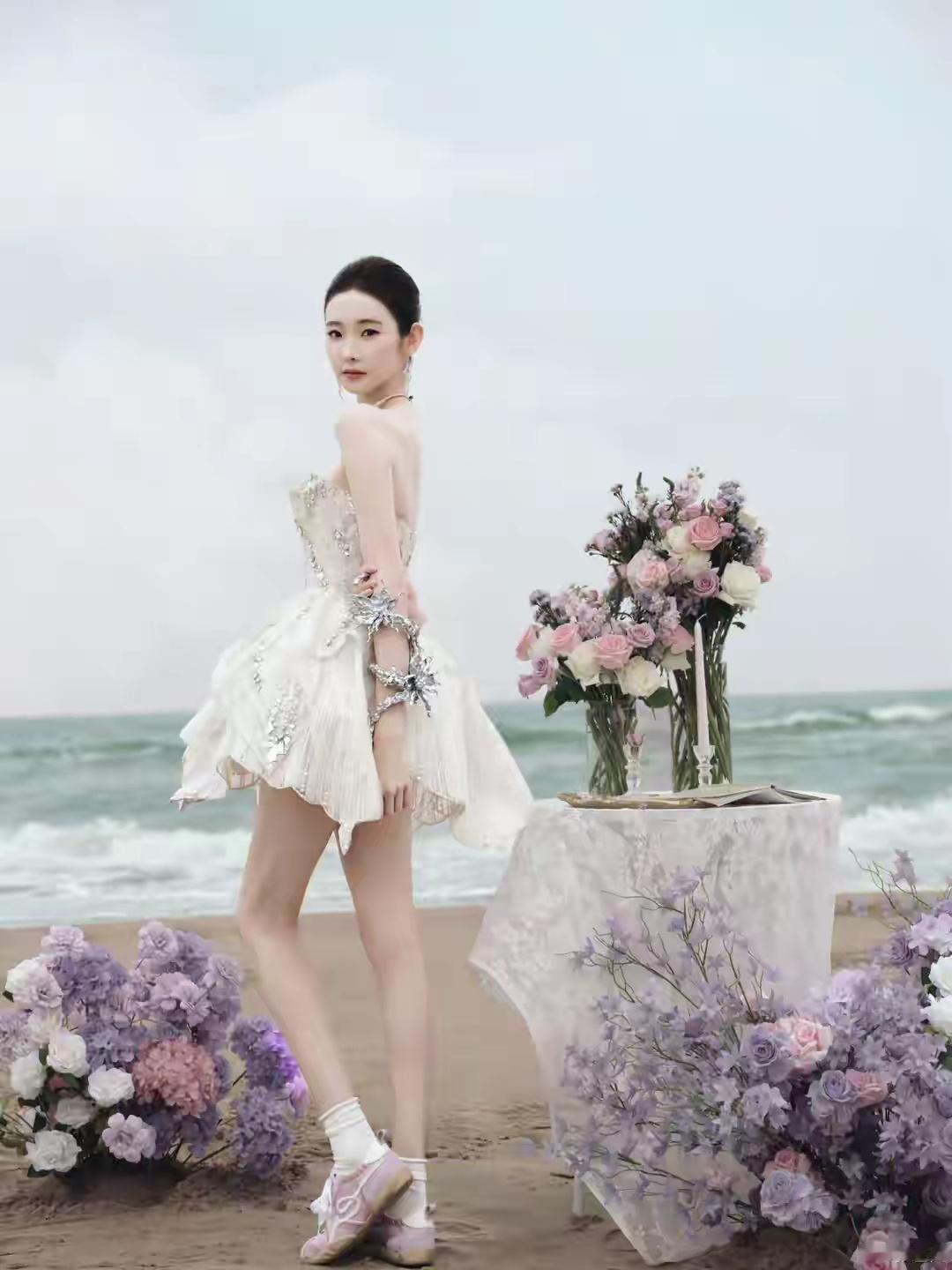 张艺凡这组海边沙滩照真的完美体现了她的美，不愧是芭蕾出身，体态真好，肤白腿长，完