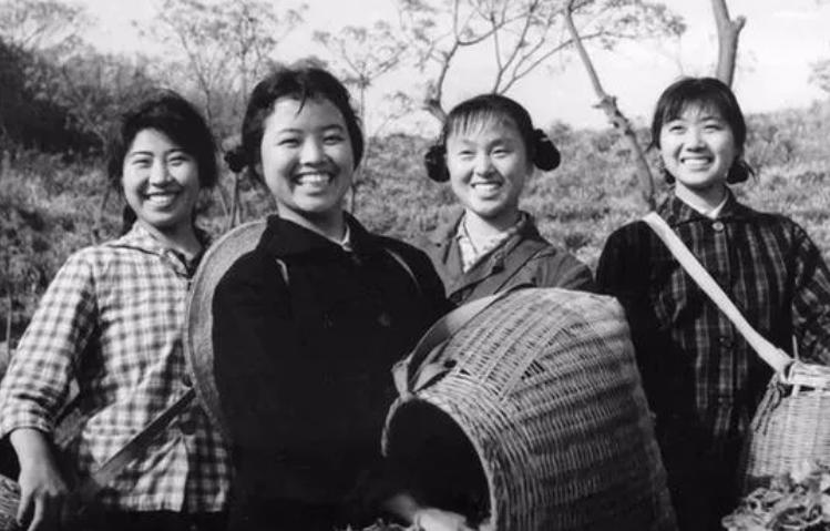 1972年，21岁的知青李文忠救起一名11岁的落水女孩，当女孩醒来睁开眼睛看到他