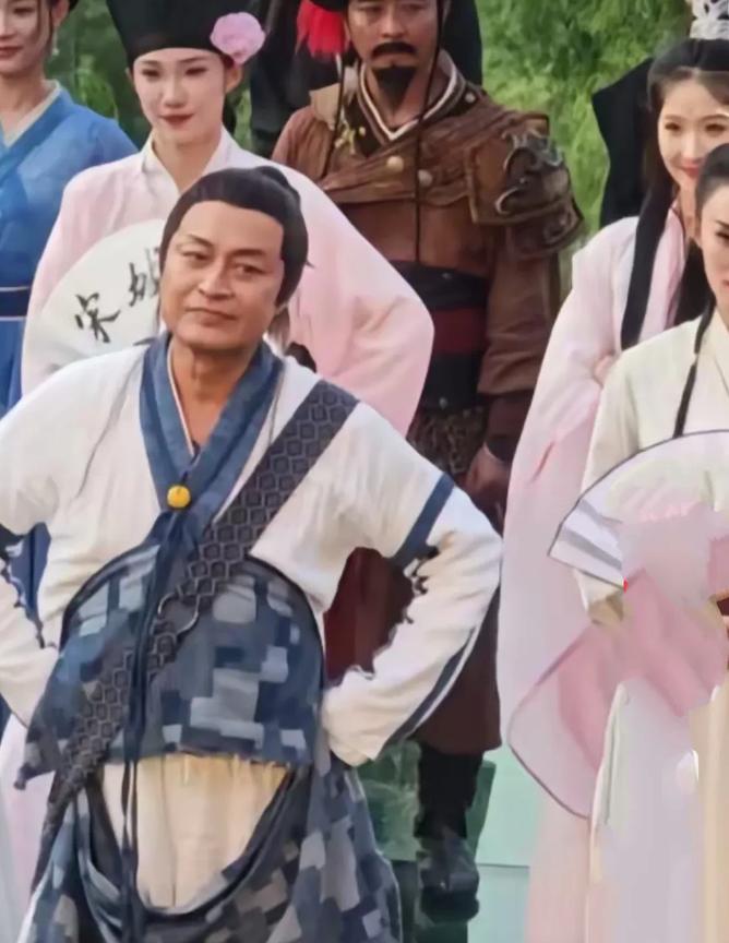 马景涛31年后再次饰演张无忌，近日，在大宋古城的马景涛再次以张无忌扮相进行表演，