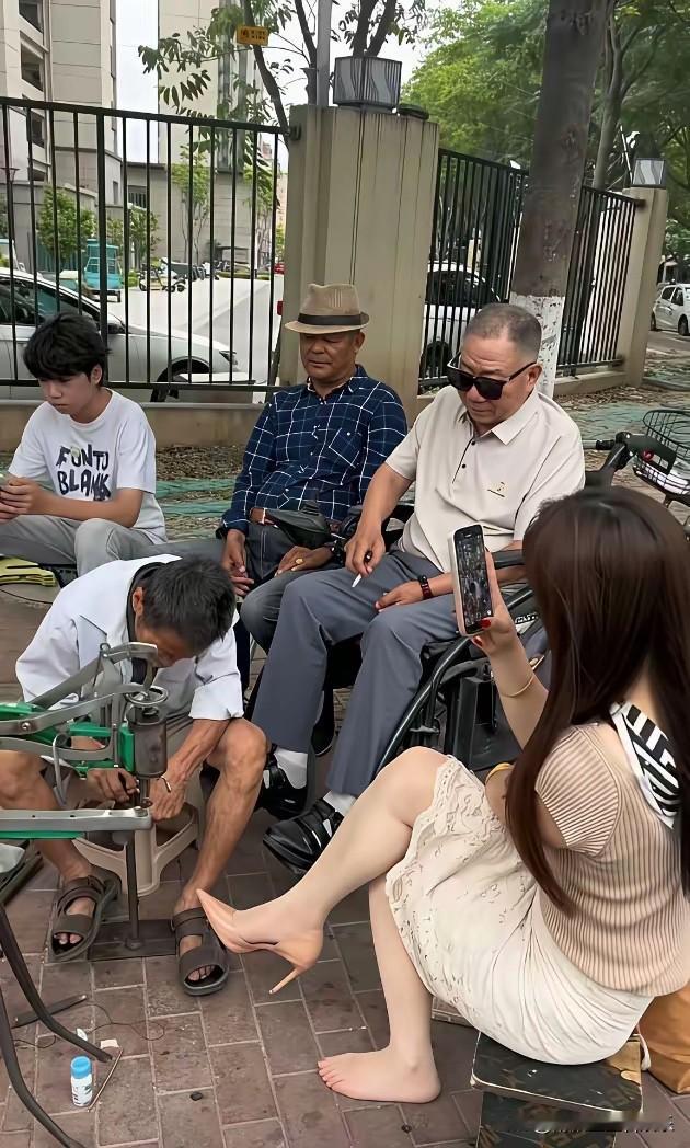 一看就是有钱的女人，怎么还来这修鞋，实在搞不懂！[捂脸哭][捂脸哭][捂脸哭]