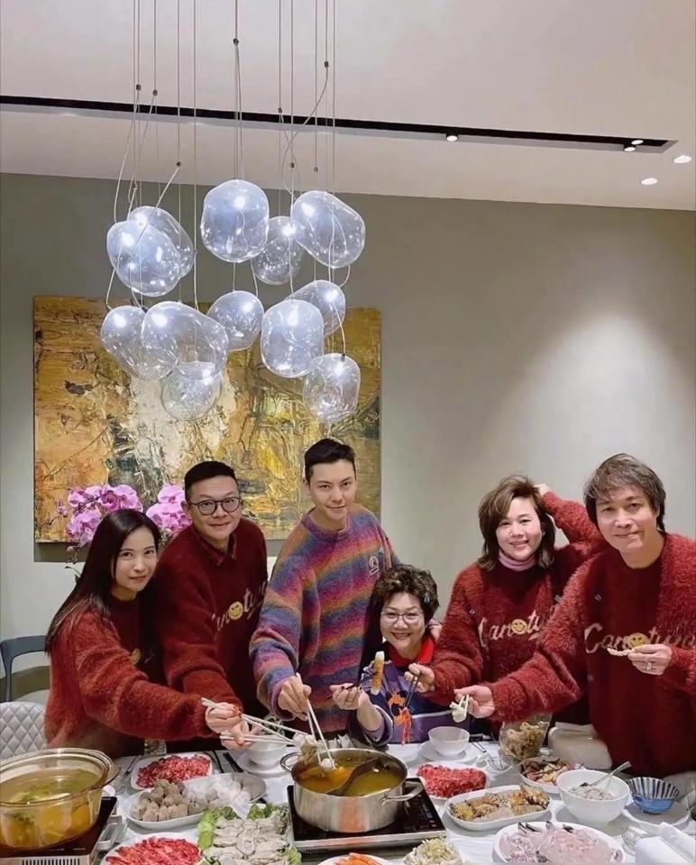 红毛衣全家福里缺了个人。陈伟霆家年夜饭，母亲坐C位，一团火红。唯独不见何穗。