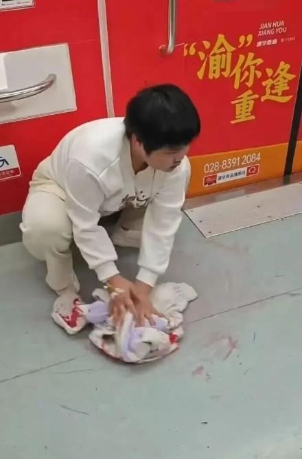 重庆地铁上擦血的那个女孩，快撑不住了。半个月里接连收到七张病危通知书，医生明