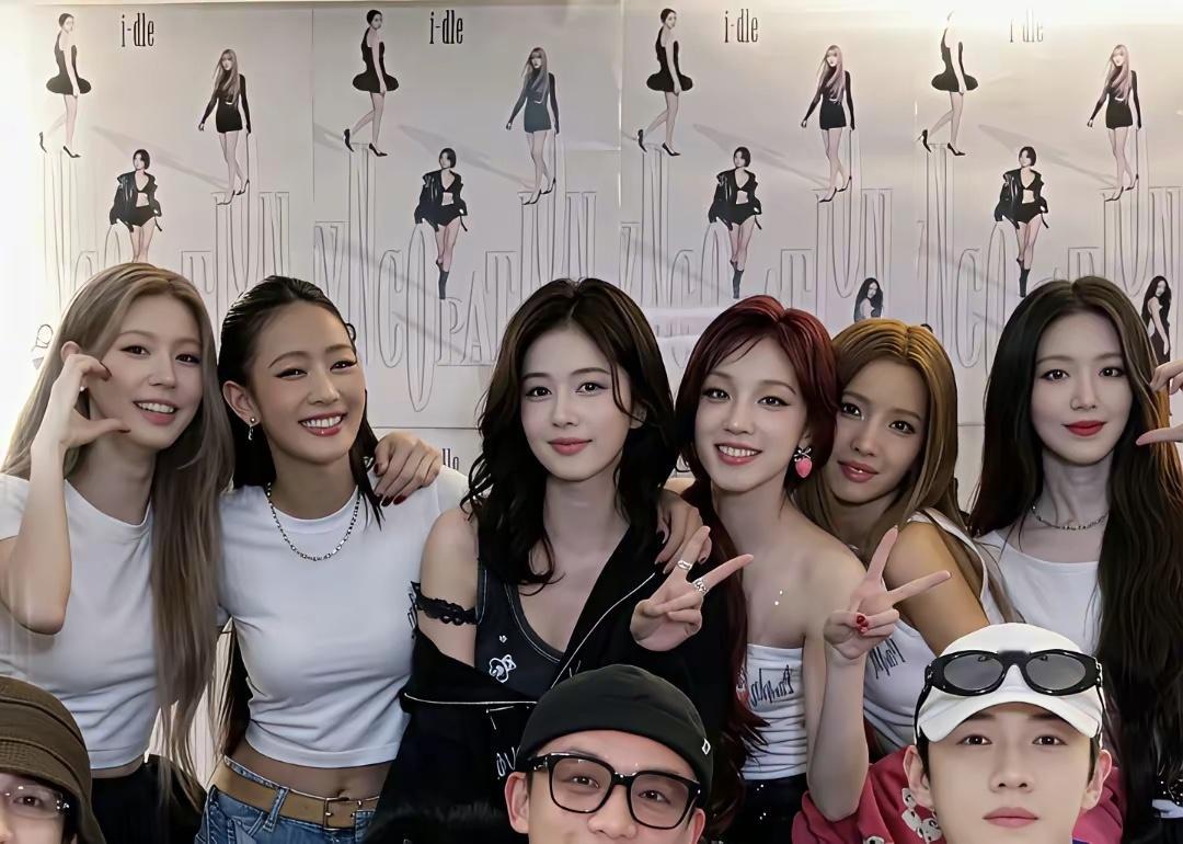 白鹿和韩国女团合照，演员爱豆有壁吗？