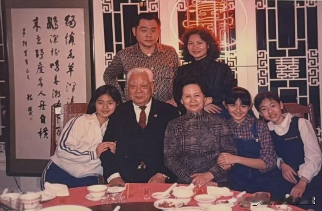 小S公开徐家老全家福，讲出大S不为人知的温柔，看完真的破防了这张被小S珍藏多