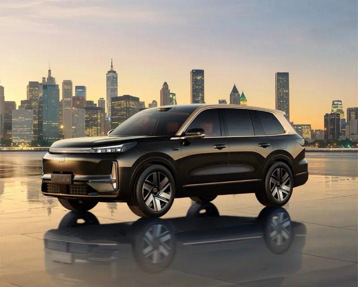 【吉利银河M9高定版官图发布正式命名黑金智曜版】4月10日，吉利银河正式发布旗