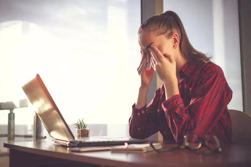 除了滴眼药水，通过饮食从内而外地滋养眼睛，是更根本、长效的方法。尤其是对于现代人