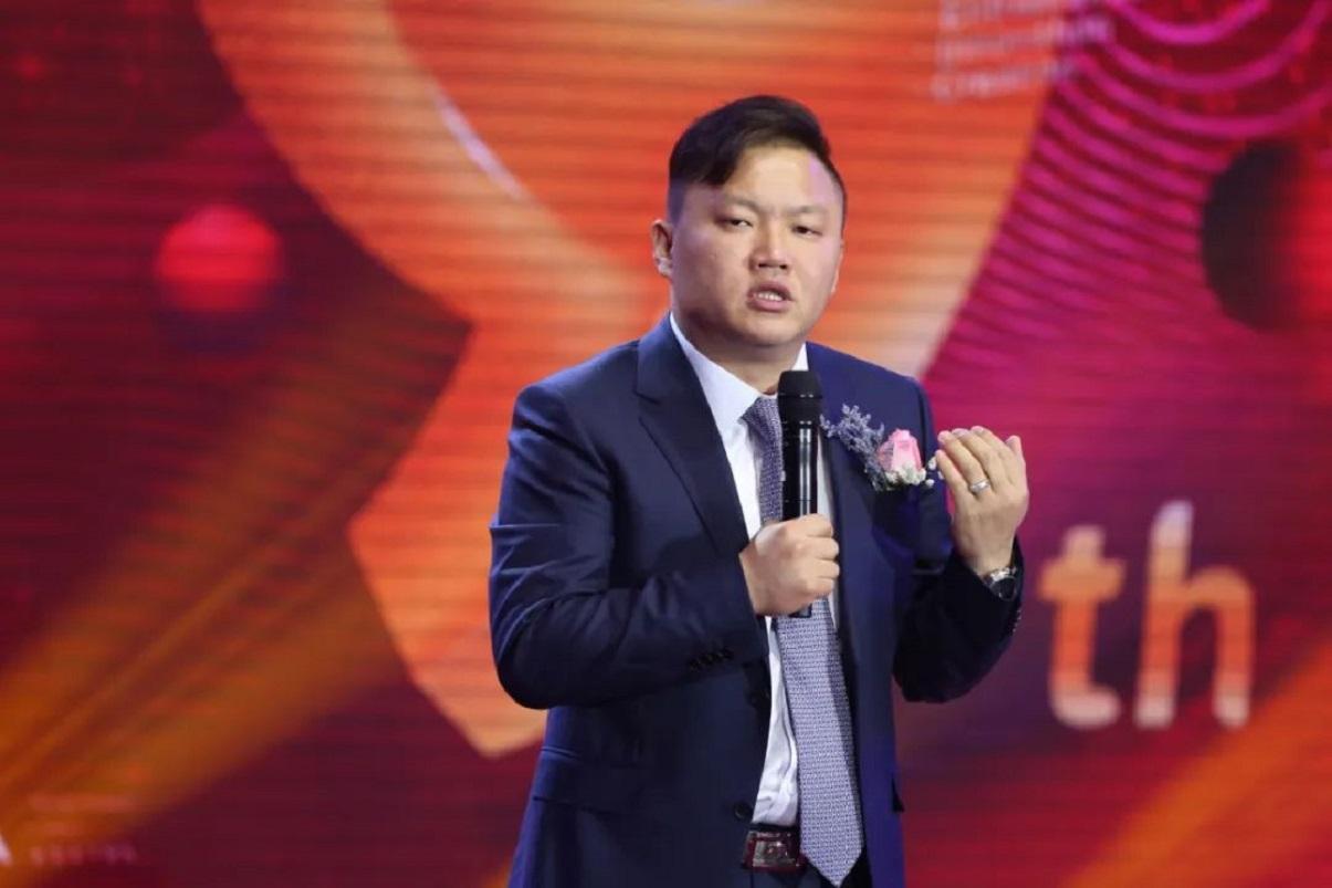大连圣同润非吸107亿元，董事长兼总裁金成被判无期徒刑，其妻子李晶被判有期徒刑1