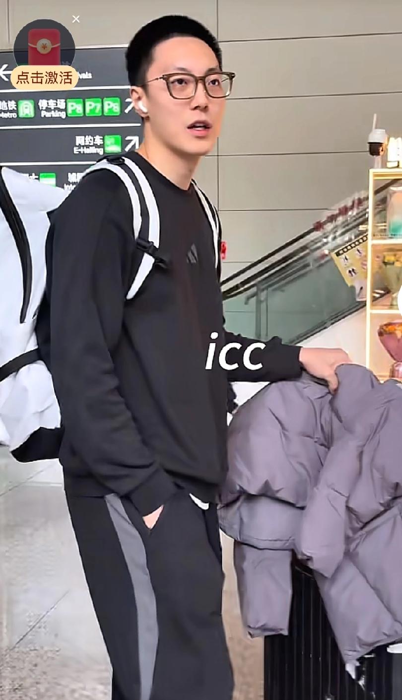 胡明轩开始痛苦的连轴转，根本就没有休息时间，还一直被球迷指责胡明轩这一年，