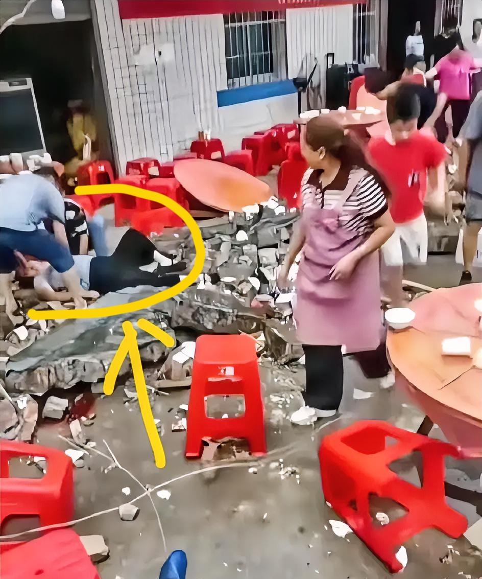 升学宴最惨的孩子，一只脚被截肢，身体不再完整！这个孩子是主人邻居家的孩子，只有十