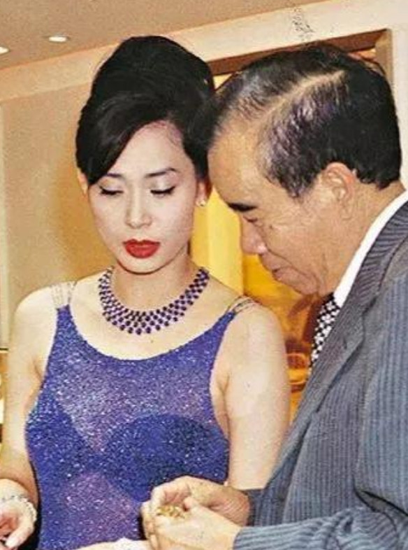 1982年，周大福老板郑裕彤看中了19岁的邝美云，要给她15亿的资产让她做自己儿
