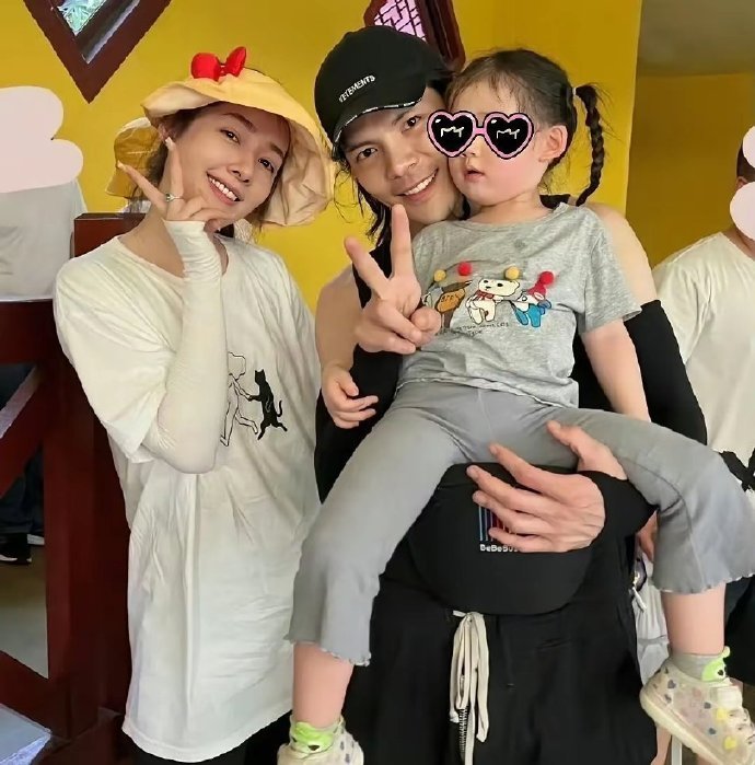 郭碧婷女儿向芷继承了妈妈美貌，向佐化身女儿奴，看来只有女儿能拴住爸爸的心