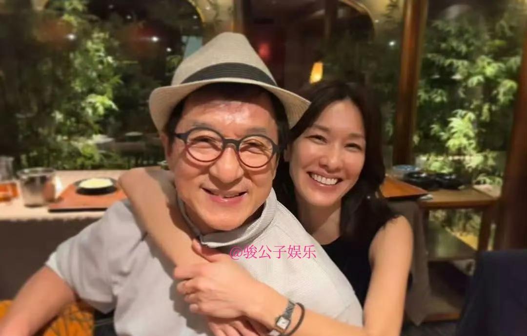成龙与日本女星山本未来时隔28年重逢，两人欢聚一堂，亲密互动毫无生疏感，脸上洋溢
