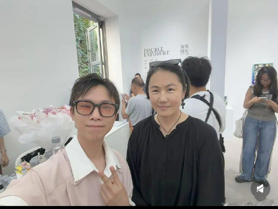 窦唯前妻高原现身北京798艺术馆助阵女儿画展，她与王菲同龄，气质体态都比不上王菲，还是显老了一些。高