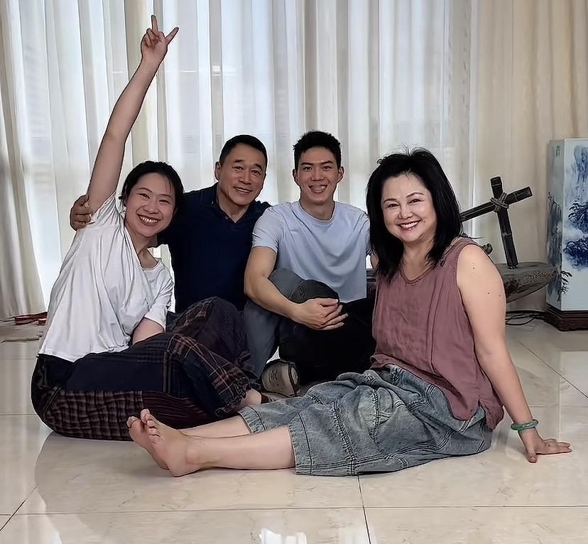 丁海峰一家四口，儿子小时候圆脸，肉嘟嘟的像妈妈。长大后变成了长脸，像爸爸更多一些