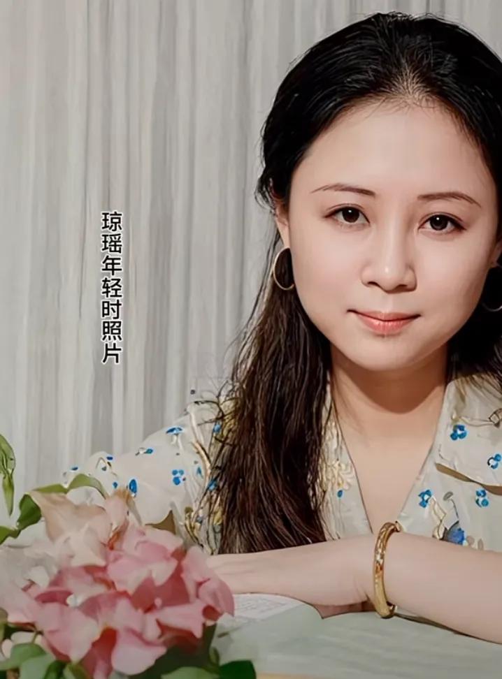 琼瑶年轻的时候，也是一位大美女。年龄大了面相也改变了，戴上眼镜，感觉像两个