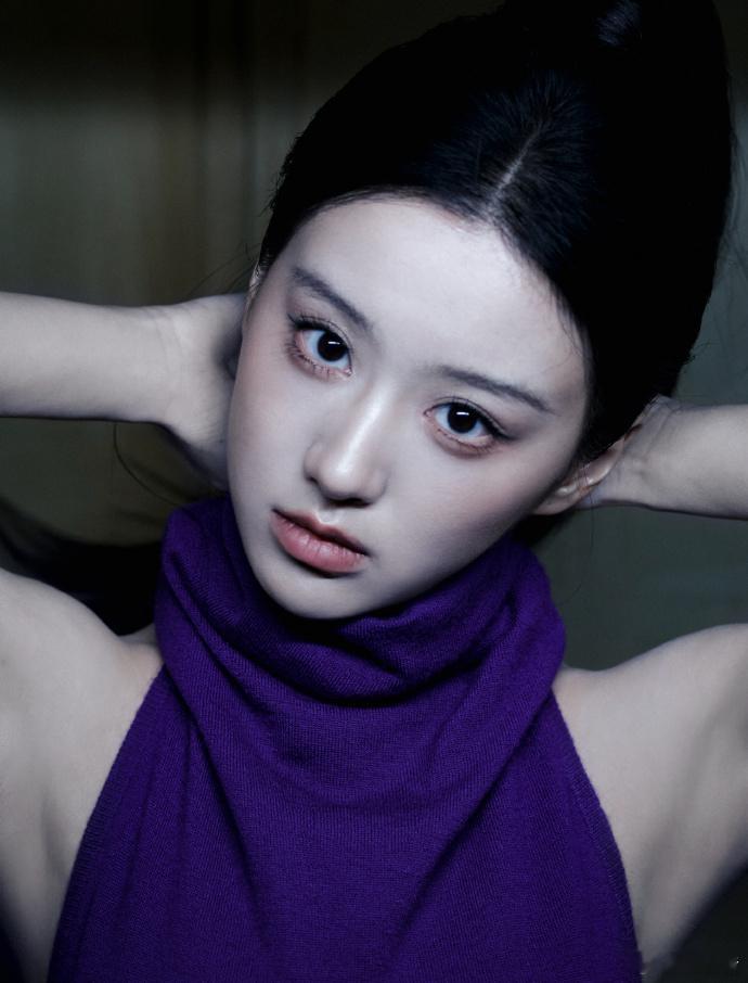 包上恩这背不拔罐可惜了黑发高马尾太加分了！搭配露背穿搭直接放大优势，又酷又有活