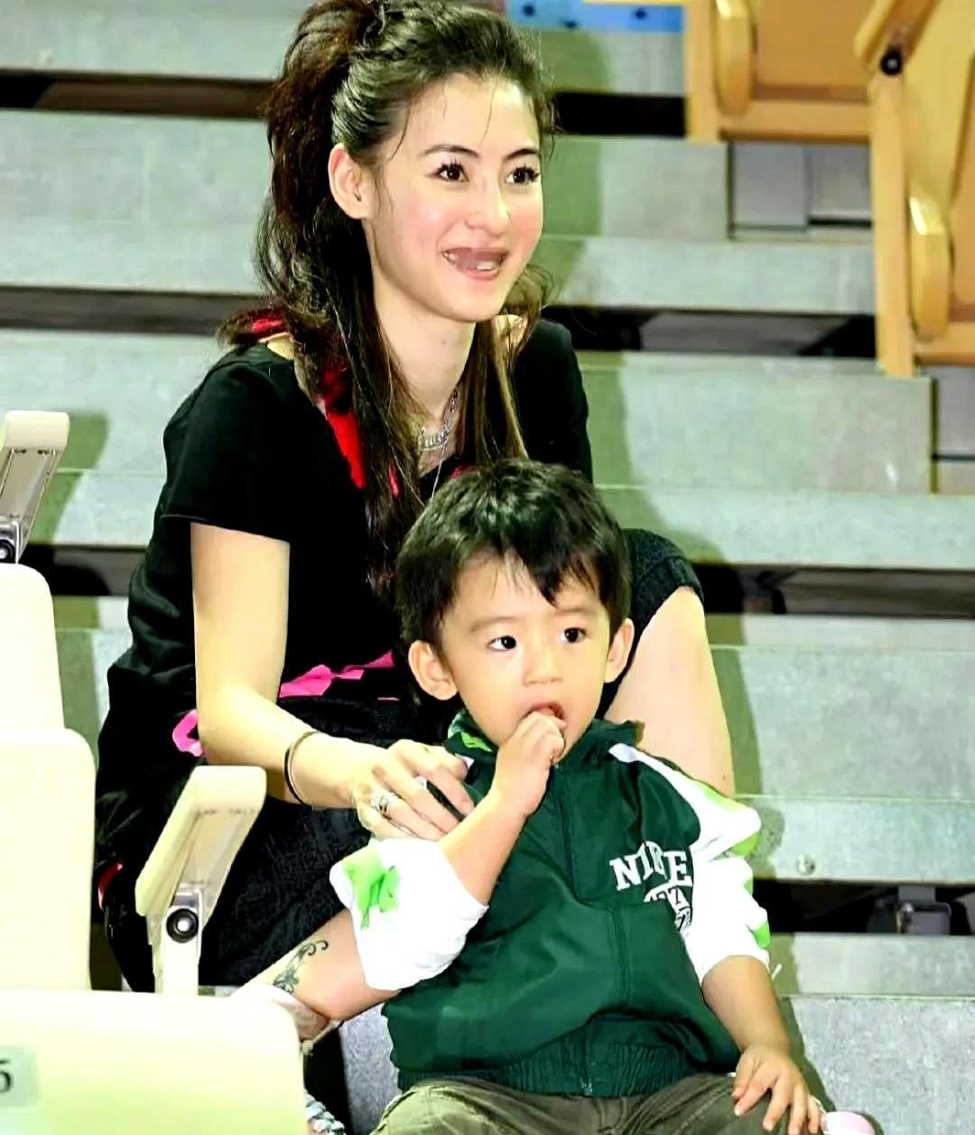 张柏芝不查手机，不拆情书，但孩子从没跑偏。她不讲大道理，只说：“你选的路，自己