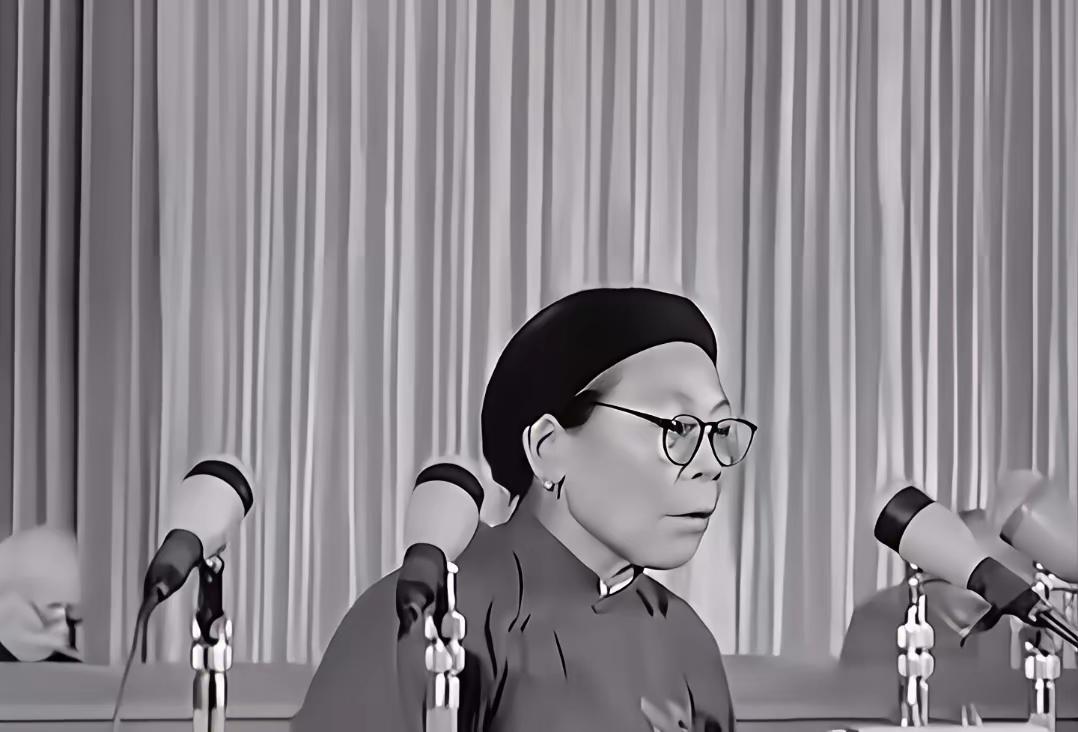 英雄的母亲立下家规，后代代代参军，传承英雄精神！1952年10月，21岁的黄继
