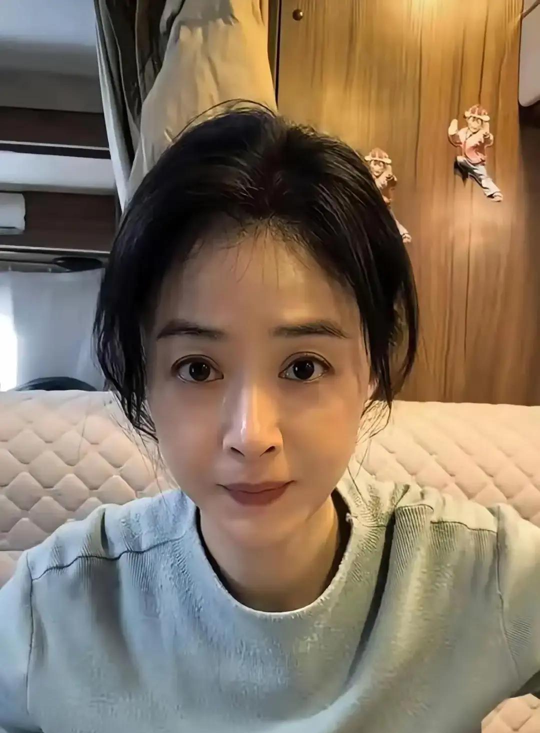 蒋欣一件起球的毛衣，竟然把时尚圈给掀了。这事儿太讽刺了。明星们还在红毯上卷生