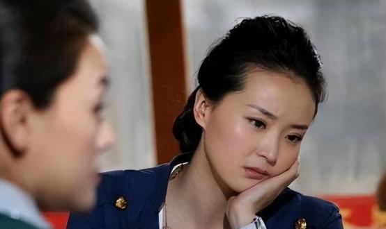 王艳的丈夫已经整整7年没有公开露面，就在那套豪宅被公开拍卖当天，继子王烁罕见地回