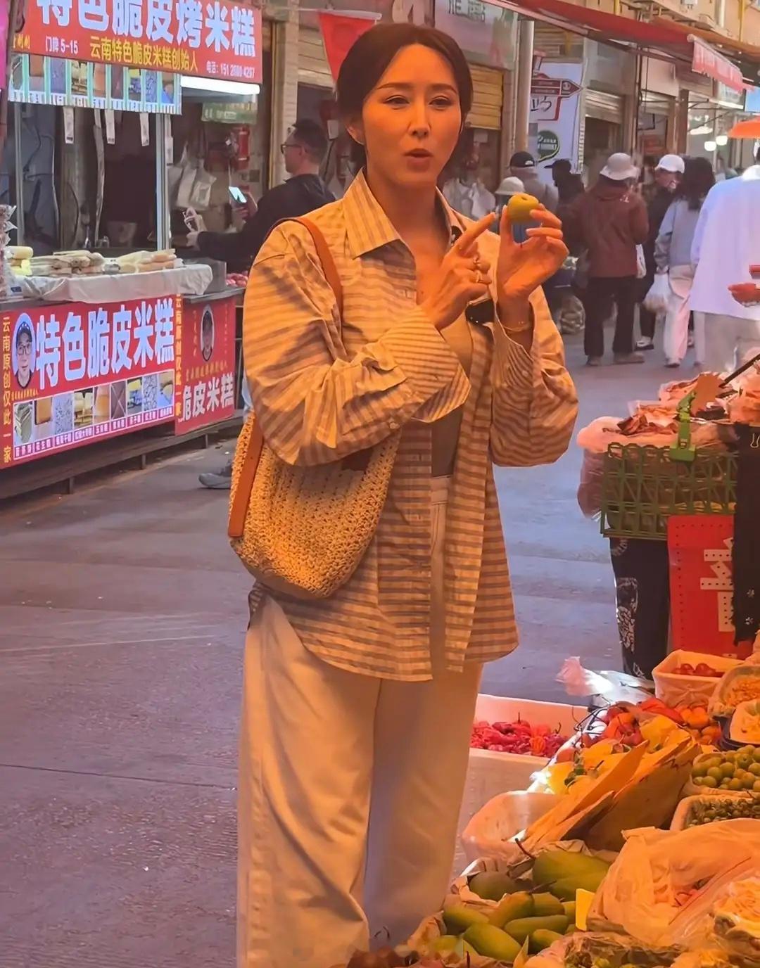 48岁胡静逛云南农贸市场，打扮朴素像村妇，站在路边吃米糕接地气！