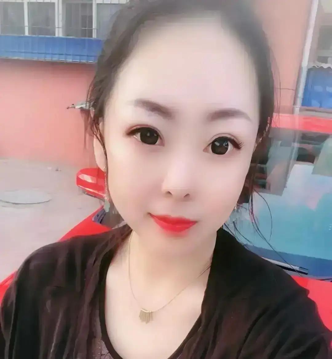 高考前8天，唐山一个18岁姑娘还在教室里埋头刷题，手机被班主任收进抽屉。她不知道