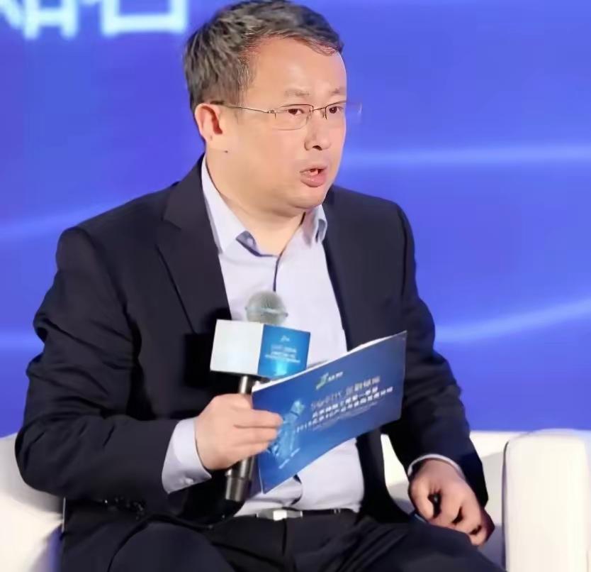 项立刚发微博：“今天不是武汉大学，而是中国高校意识形态存在很大问题，大学课堂是