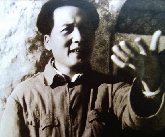 1927年，毛泽东被捕后，押去处死路上，突然对一名团丁说：“老哥，我腿疼，伤筋了