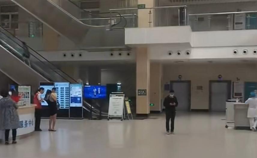 近日，河南新乡有网友在当地医院就诊时发现，院内张贴的新乡市医保局通知显示，自20