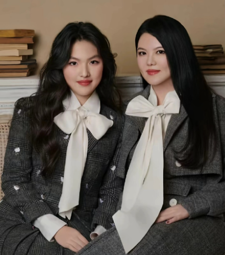 王诗龄跟妈妈合照，很有福气，富贵人家。果然是来享福的。