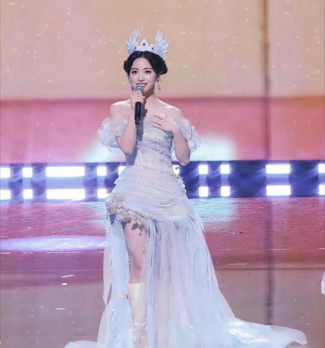 沈月的身材吧，确实是有点争议，但那﻿张脸‎是真没话说！