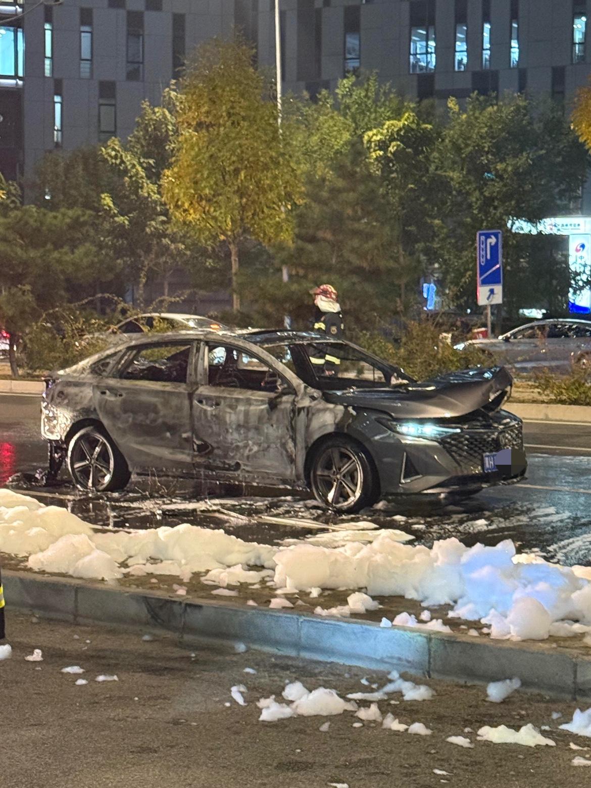 惊了！油车也能自🔥？其实，没人说油车不能自燃，有些原因比如油管破损、不合理