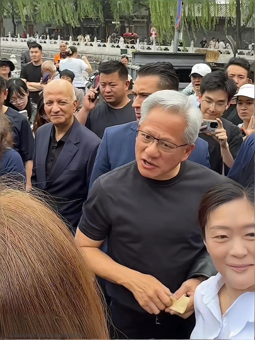黄仁勋15日一行十余人一起游玩了北京什刹海公园。在与一位店家美女聊天时，被邀请品