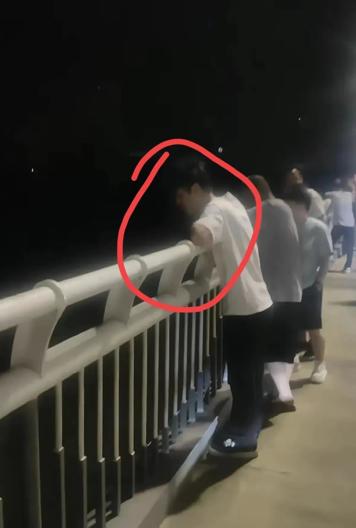 23岁男孩欠4万网贷，选择在咸阳湖自杀，听起来让人不可思议，4万块钱并不是个大数