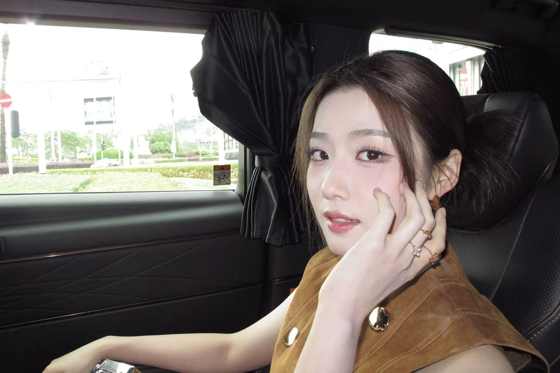 工作室分享抓拍镜头下的卢昱晓，美美的很安心