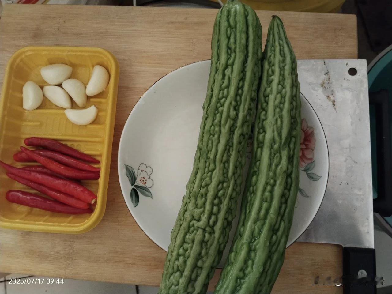 炎炎夏日，来一盘凉拌苦瓜，不仅爽口，而且开胃下饭。把苦瓜切丝，放入开