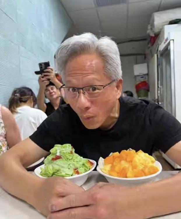 黄仁勋应该是个高寿之人。除了他享有顶级的医疗资源和日常注重保养之外，主要还有遗
