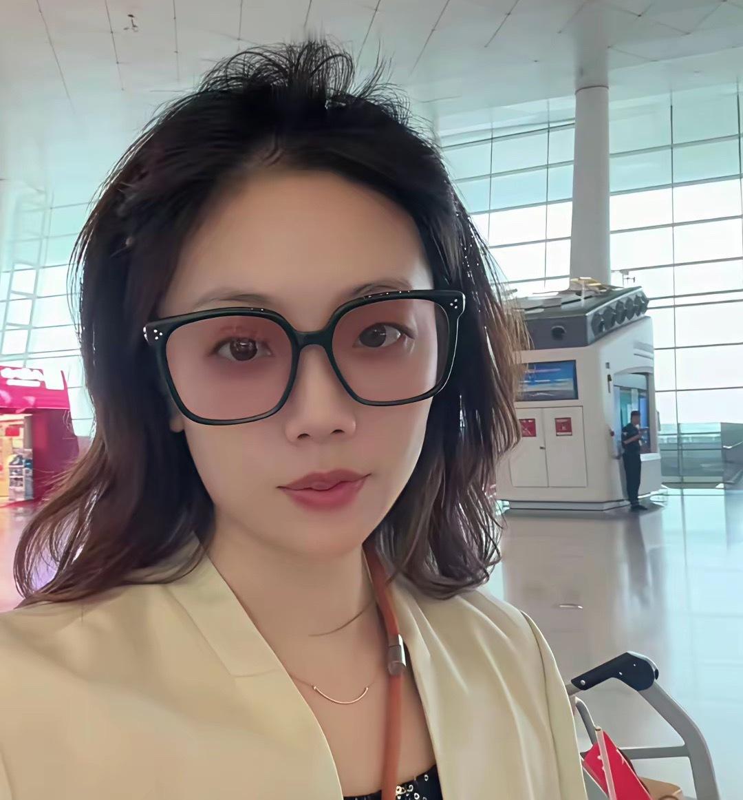 杨威一家6口去马来西亚度假！15岁杨阳洋太瘦了，穿着拖鞋大裤衩，毛巾披在脖子里，