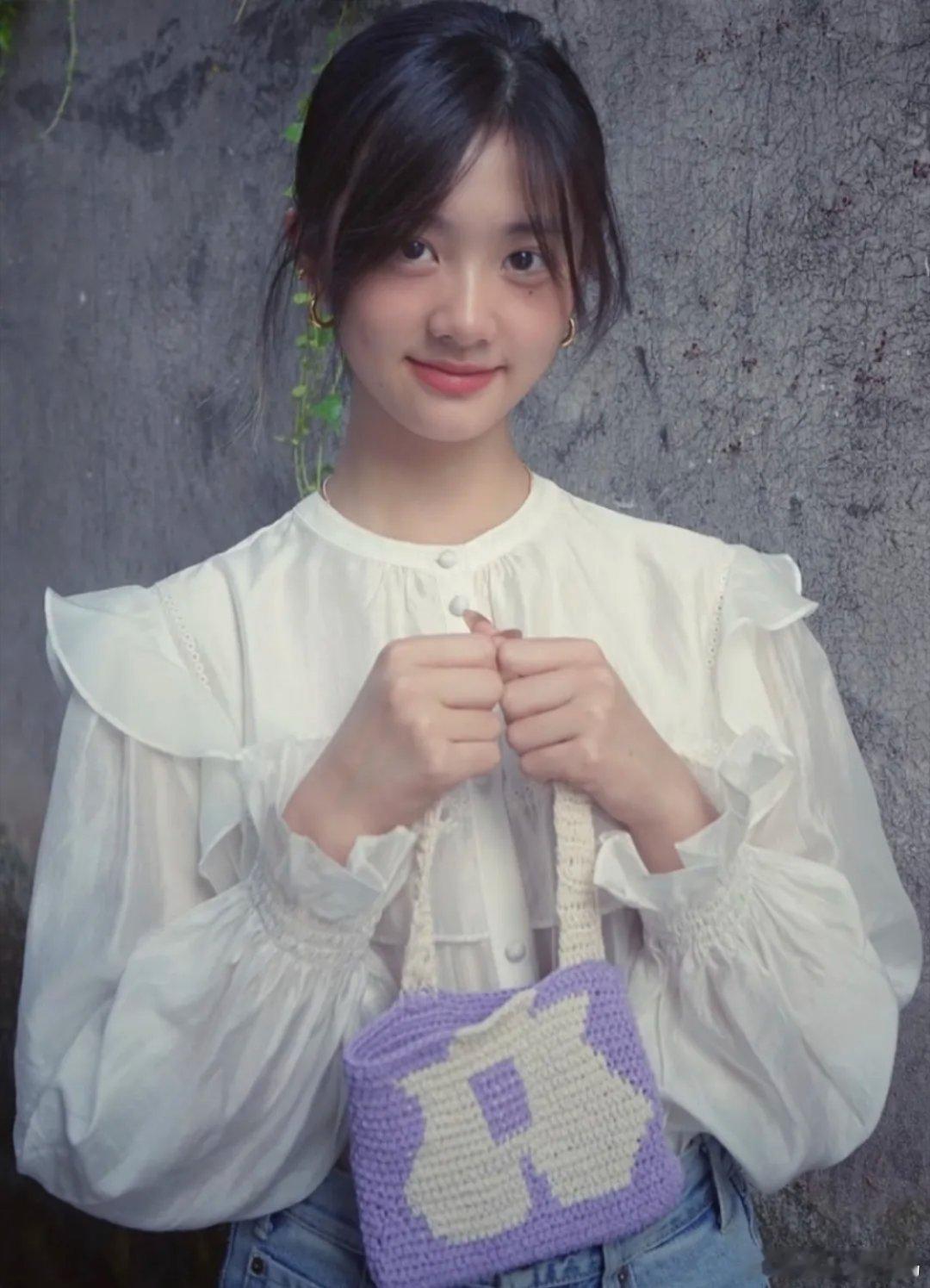 孙莉晒11岁二女儿，黄少艾两只眼睛下面都有一颗痣，颜值比姐姐黄多多更耐看，越大越