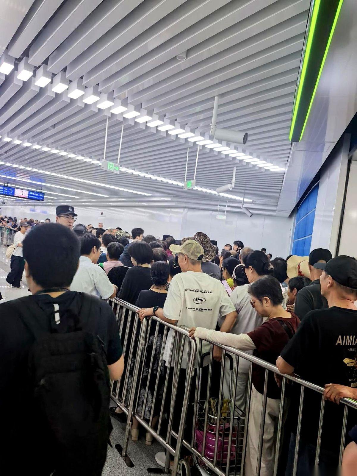 宁波地铁12号线车门哐当一开，涌出来的不是来象山看海的游客，而是一支推着折叠小车